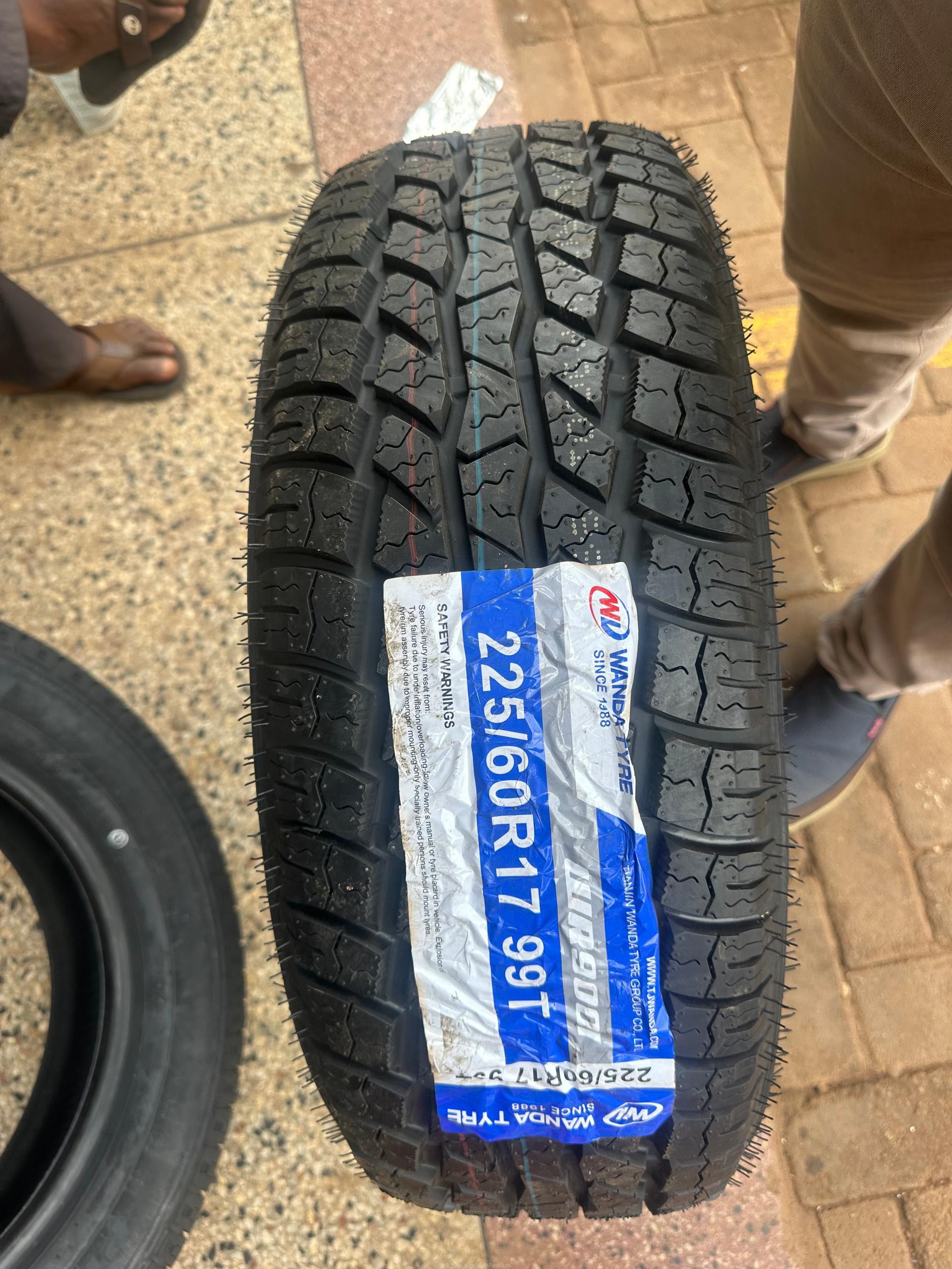 225/60R17 A/T