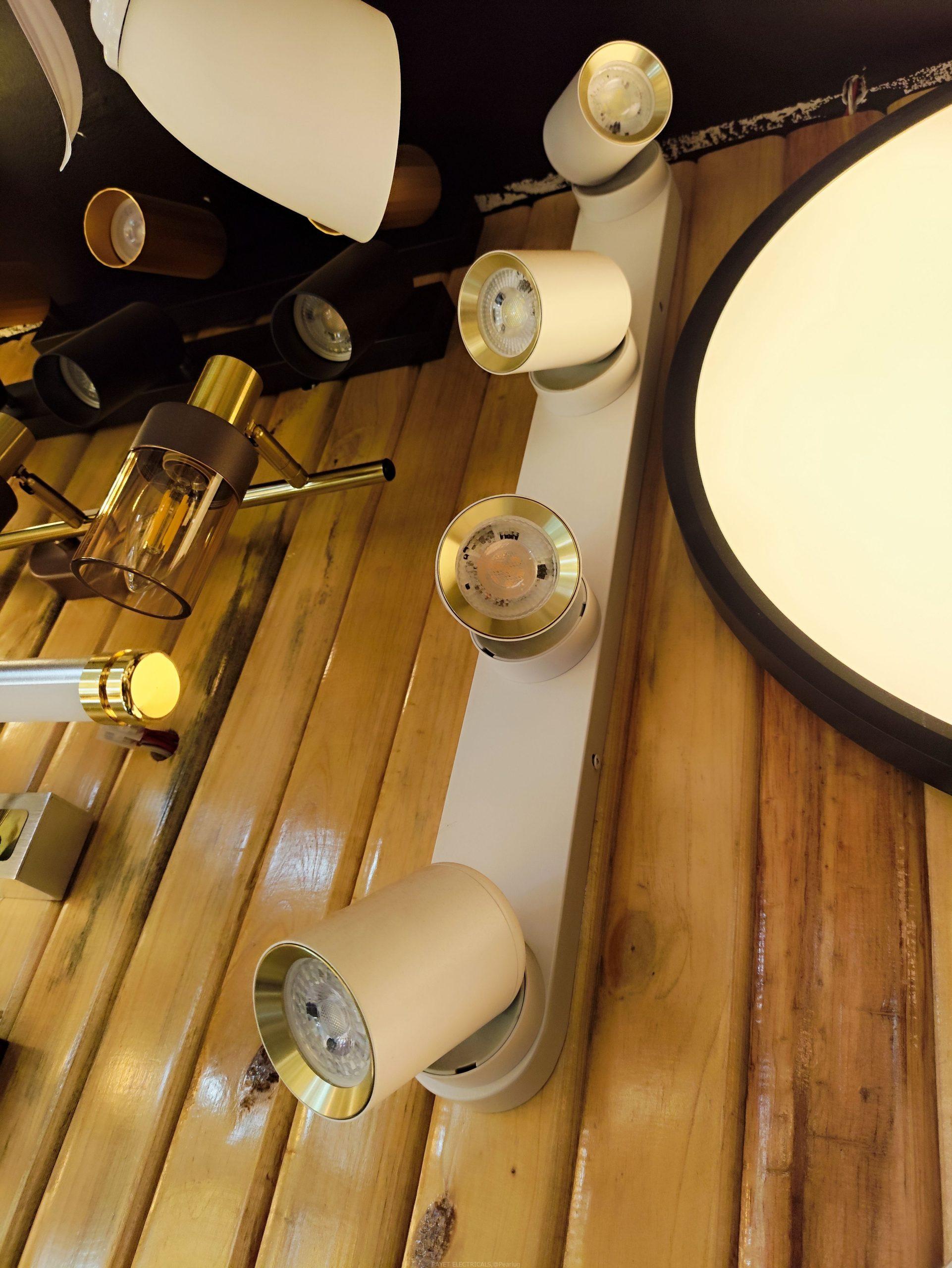 Ceiling/wall white light