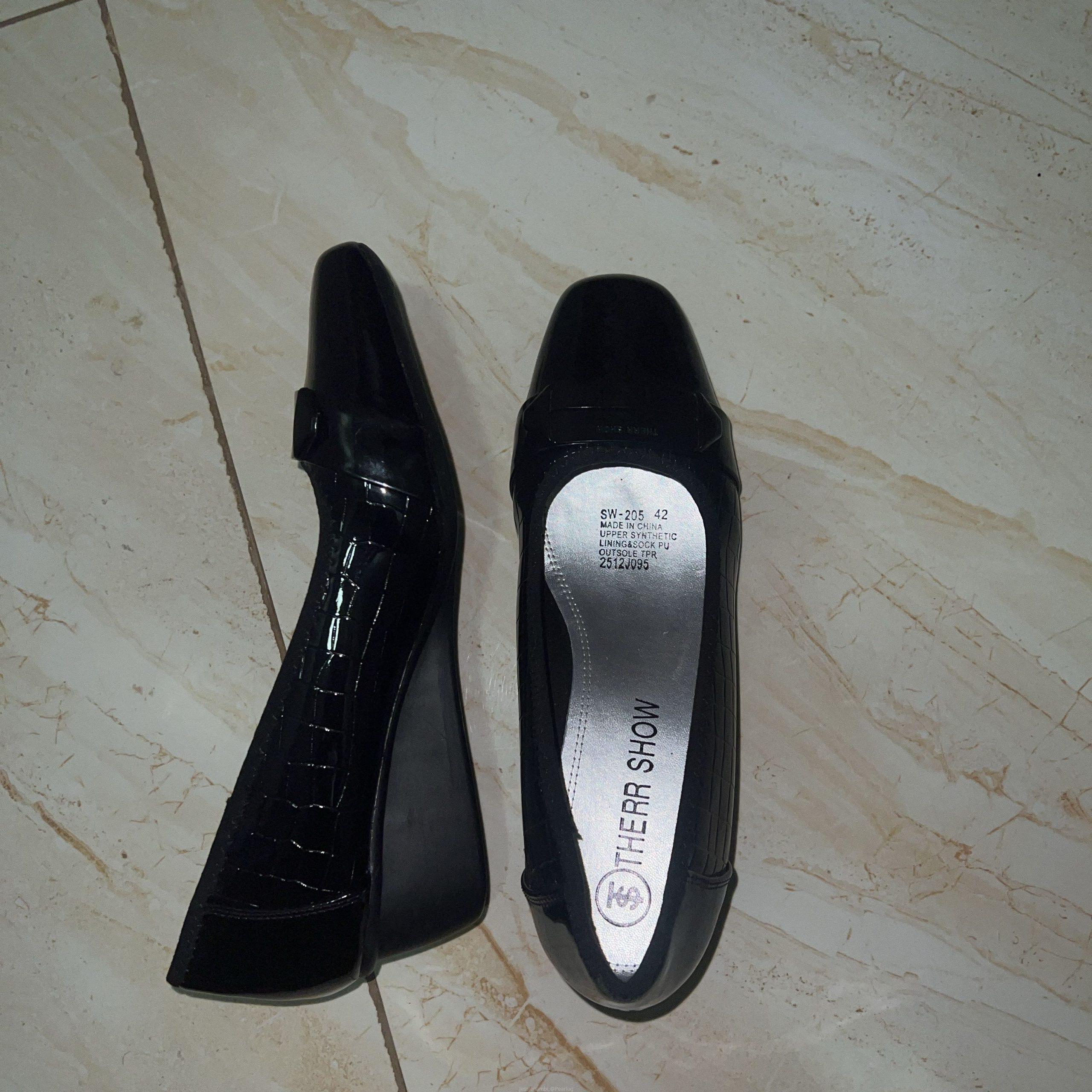 Black Croc-Embossed Loafers – Size 42 | Three Show