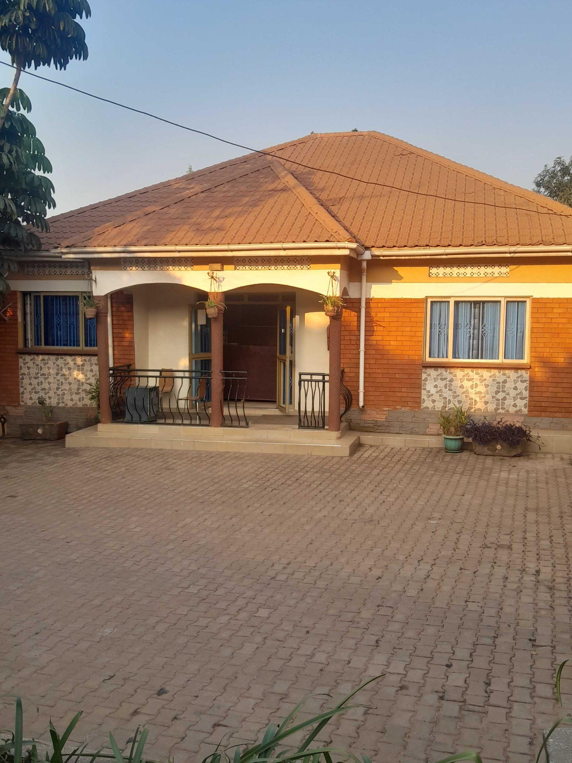 Sandton city guest house in Bunamwaya for rent