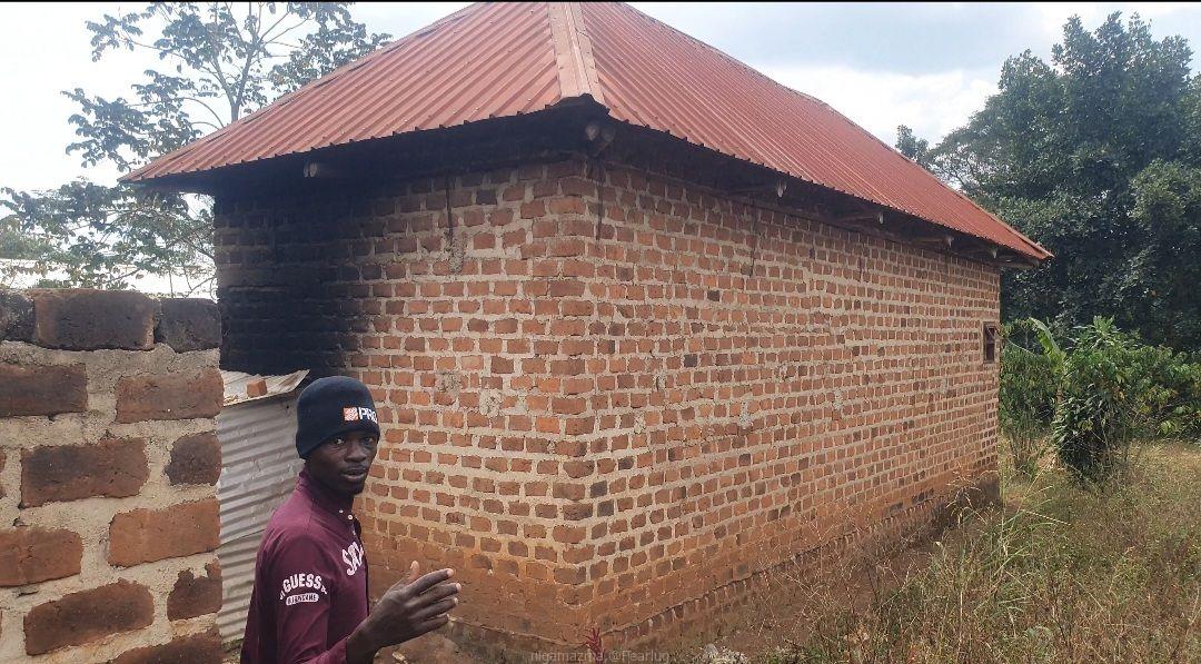 A plot (100x45ft ) plus a house for 14 million only
